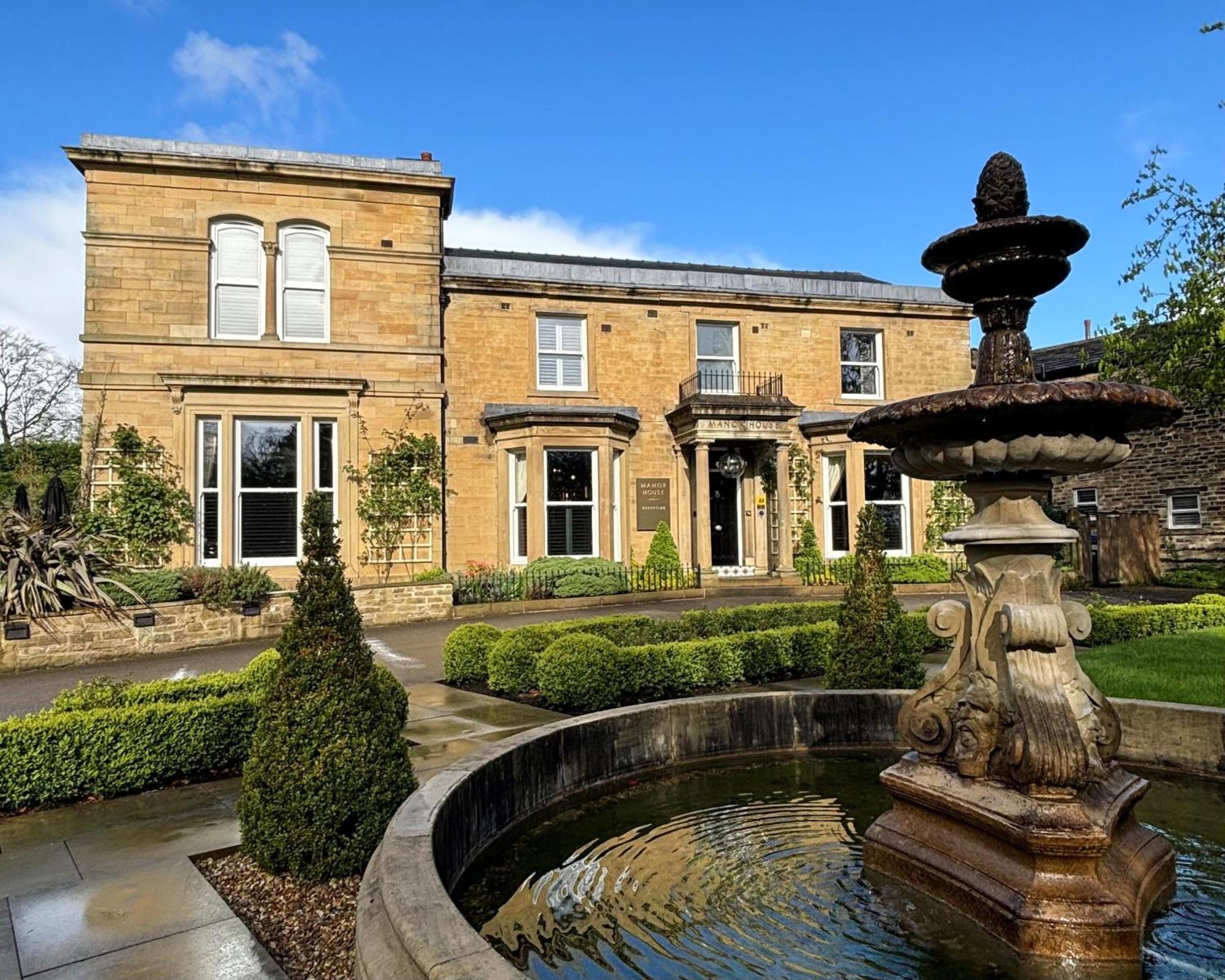 Отель Manor House Lindley Хаддерсфилд Экстерьер фото